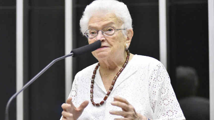 Deputada Luiza Erundina (PSOL/SP) durante discurso na Comissão de Direitos Humanos da Câmara dos Deputados nesta quarta-feira (5/6) -  (crédito: Reprodução Tv Câmara)