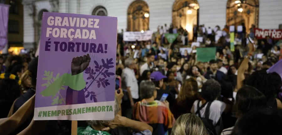 gravidez forcada tortura